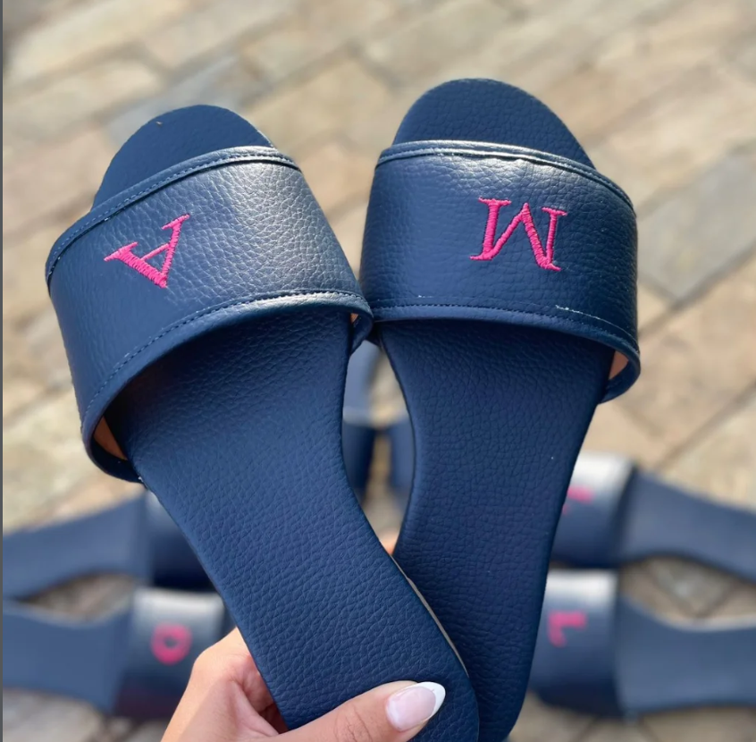 Chinelos Slide Bordados — Monograma